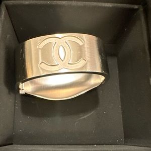 Exclusive Chanel Mirror Bracelet!Lemme check my lipstick!!This bracelet is IT!!